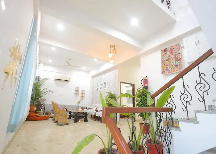 Elegant 6 Bedroom Homestay Near Taj Mahal - Vegetarian